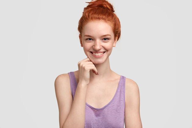 发髻正面雀斑红发女人有迷人的笑容 相信笑能增加寿命人满意高兴