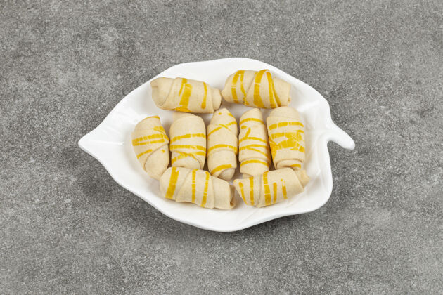 自制美味的自制饼干放在叶子形状的盘子里黄油食物甜点