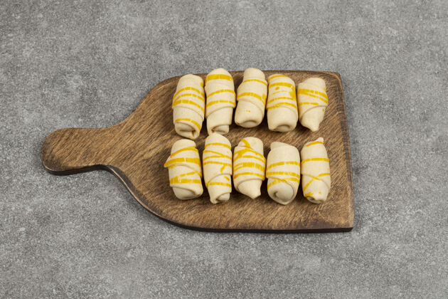 黄油美味的自制饼干在木板上饼干美食饼干