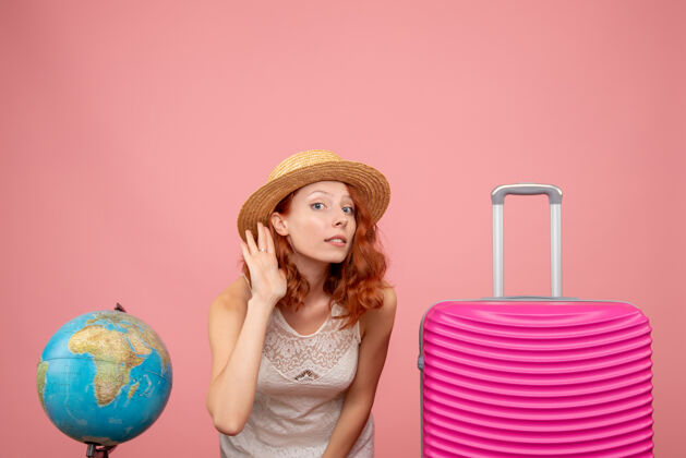 航行年轻女性游客的正面图 浅粉色的墙上挂着粉色的包夏天肖像美丽