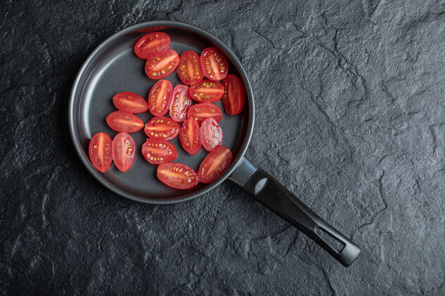 叶子半切的红樱桃番茄放在平底锅里有机五颜六色蔬菜