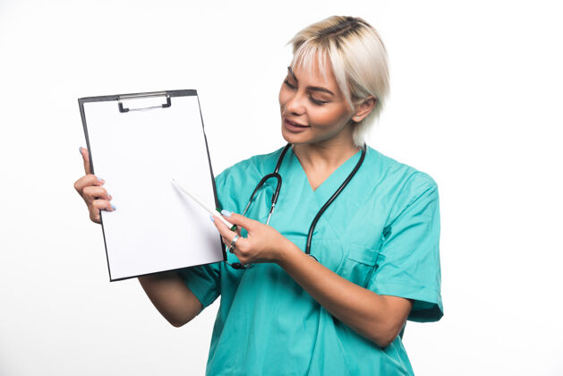 人类面带微笑的女医生用白纸笔指着剪贴板医院成人工作