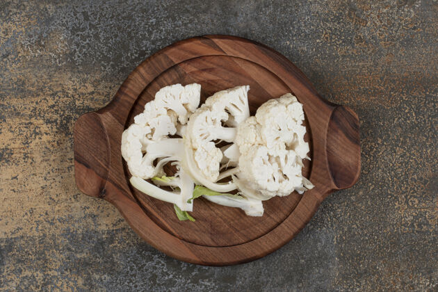 健康把花椰菜片放在木板上 放在大理石表面美味美味板菜