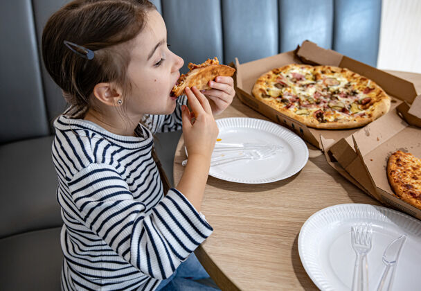 烹饪小女孩午餐吃开胃的奶酪披萨新鲜孩子烘焙