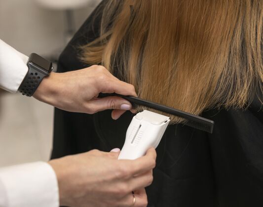 护理美发师在沙龙给客户做发型美发沙龙工作
