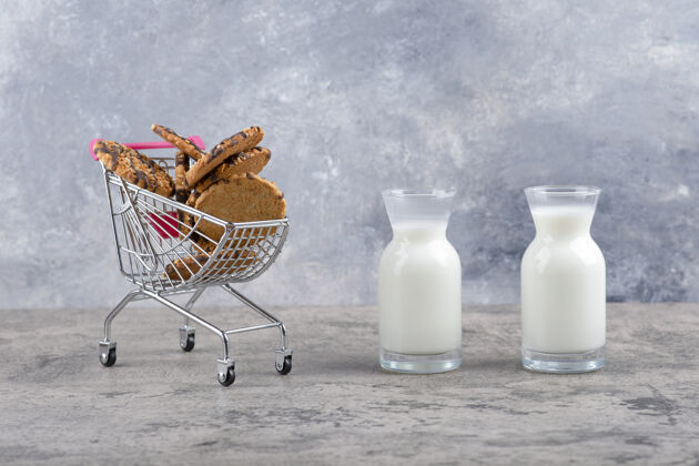 蛋白质大理石桌上放着一大罐鲜奶和美味的饼干液体乳制品牛奶