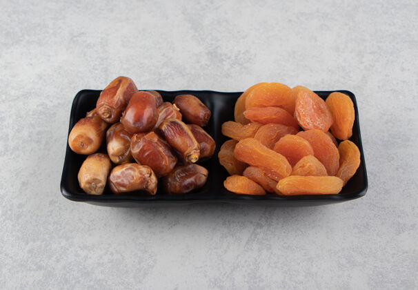 杏子干果放在大理石表面的碗里小吃枣果风味