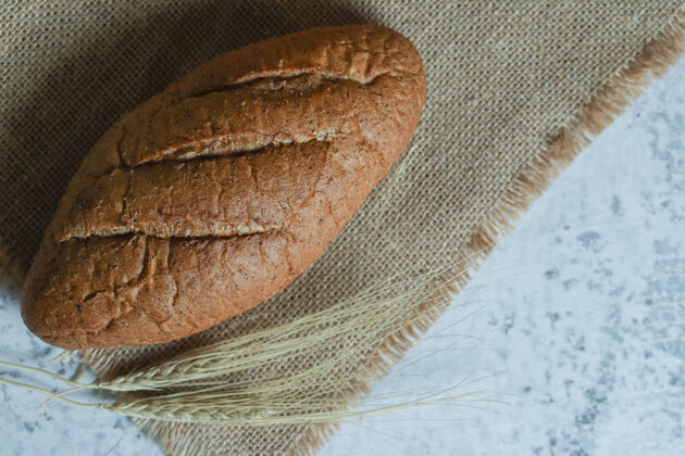 小麦石头背景上的香黑麦面包面包黑麦烘焙