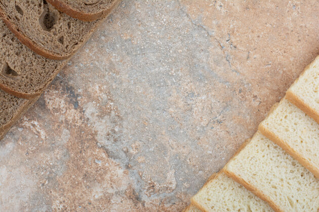 谷类大理石背景上有两种烤面包面包房黑麦吐司