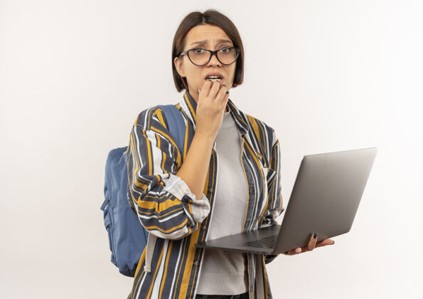 背焦急的年轻女学生戴着眼镜 背着包拿着笔记本电脑 手放在下巴上 与白色隔离 留有复印空间笔记本电脑抱年轻