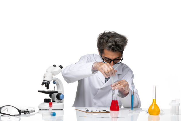 实验室正面图身着白色医疗服的中年科学家正在用溶液填充注射剂化学科学注射