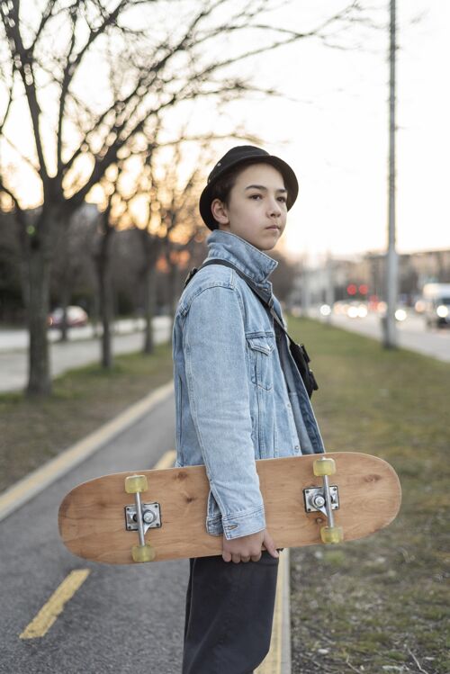 年轻人十几岁的男孩玩滑板溜冰帽子男孩