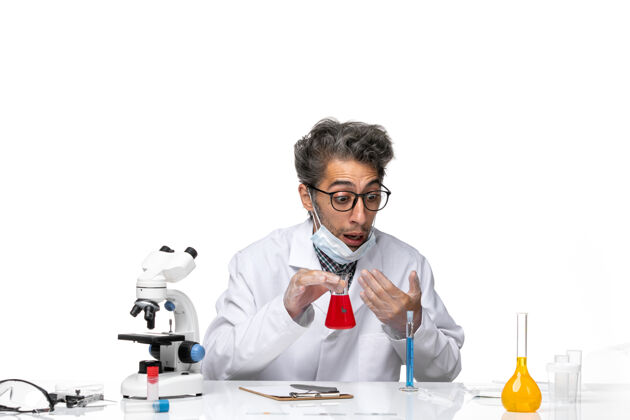 专业前视中年科学家穿着特制白西装闻解成人正面化学