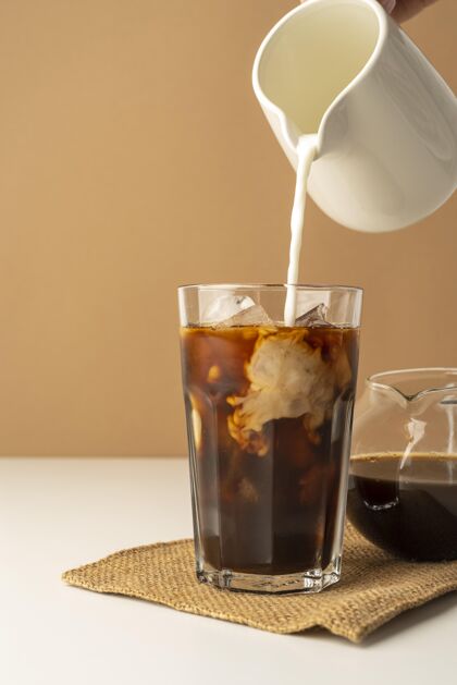 冰咖啡桌上放着冰咖啡的玻璃杯香味冰块咖啡