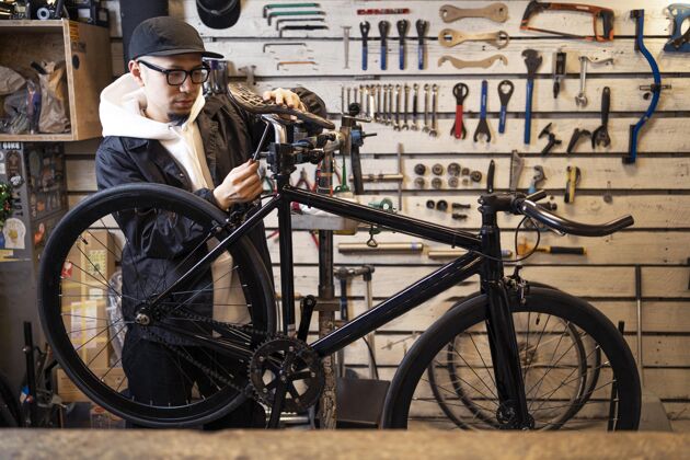 水平中型男子修理自行车店服务职业工具