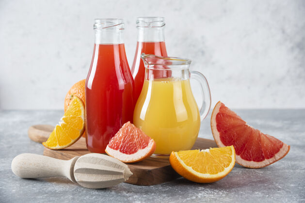 水果葡萄柚汁和橙子片的玻璃罐切片葡萄柚成熟