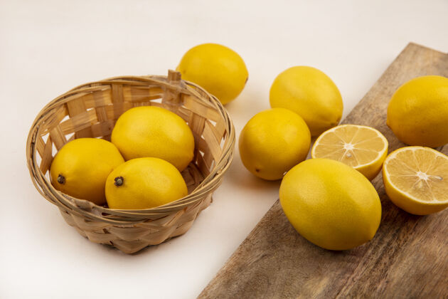 新鲜桶上美味的柠檬的俯视图 柠檬被隔离在白色墙上的木制厨房板上桶板厨房