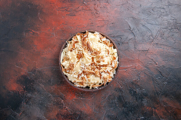 顶部顶视图切碎的熟面团和米饭在一个黑暗的面团表面面食食物视图水果