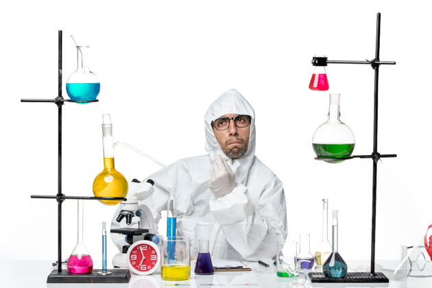 科学正面图穿着特殊防护服的男科学家坐在那里郁郁寡欢科学实验室解决方案