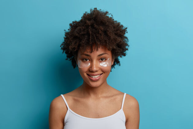 微笑美籍黑人妇女头戴润肤贴 享受护肤程序 面带微笑 摆姿势过程护肤非洲