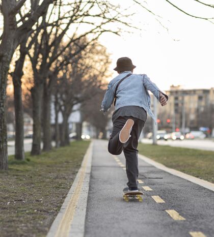青少年十几岁的男孩玩滑板运动溜冰活动