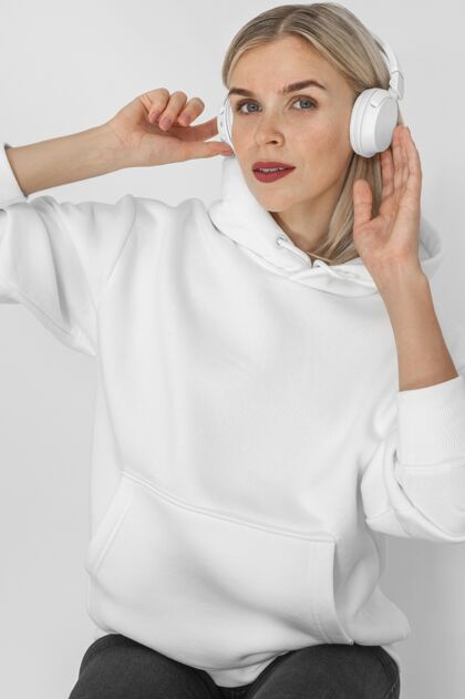 耳机戴着耳机的时尚女士连帽衫的前视图女人连帽衫模型模型