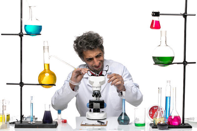 化学前视图穿着白色医疗服的男科学家正在检查他的太阳镜人酒前面