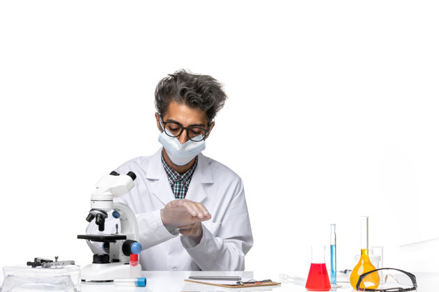 专业正面图中年科学家戴着手套戴着口罩穿着特殊的西装科学人男