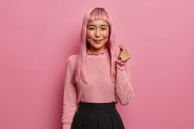 沟通漂亮的女生做韩国人的爱情象征 积极微笑 表达爱与关怀女性欢呼粉色假发