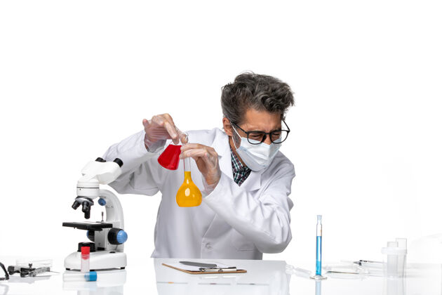 人正面图中年科学家穿着特制的混合液套装前面特殊化学