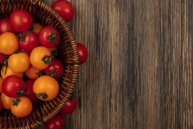 有机顶视图红色和橙色西红柿桶上的木制墙壁与复制空间番茄桶新鲜