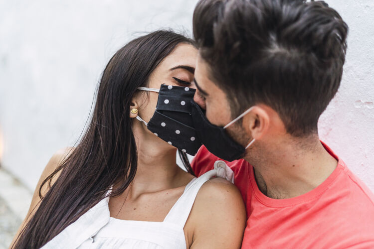 夫妇恩爱的情侣戴着面具接吻心成人面具