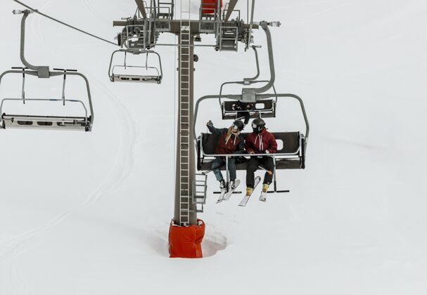 运动坐在升降椅上的人滑雪杆雪健康