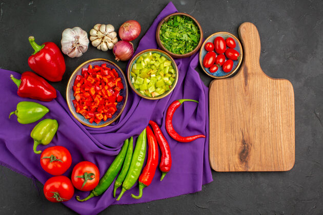 切片顶视图不同的新鲜蔬菜和切碎的胡椒在黑暗的桌子上沙拉成熟的食物顶部美味健康