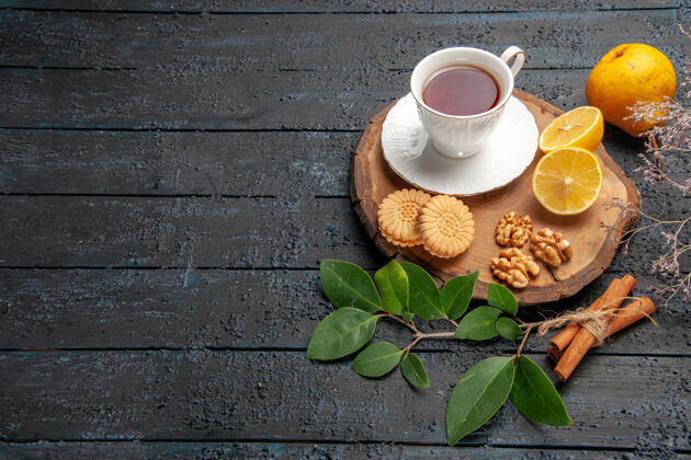 茶碟半顶视图一杯水果和饼干茶热的茶茶杯