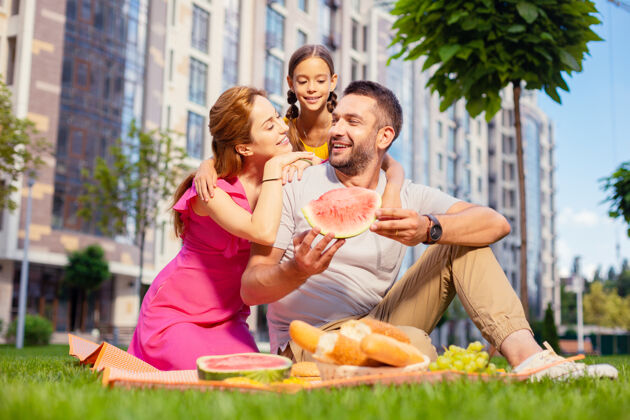 食物我们的野餐快乐美好的家庭有一个伟大的野餐时间 而花在户外的时间在一起友谊女儿教养