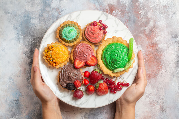 水果俯瞰美味的奶油蛋糕和水果上轻表饼干甜点甜蛋糕健康食品多汁