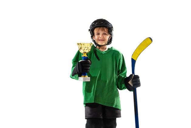 白种人冰球场上的小冰球手 白色背景运动员戴着装备和头盔训练专业溜冰团队合作