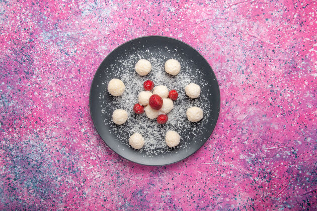 细菌美味的椰子糖甜球浅粉色表面俯视图顶视图糖饼干
