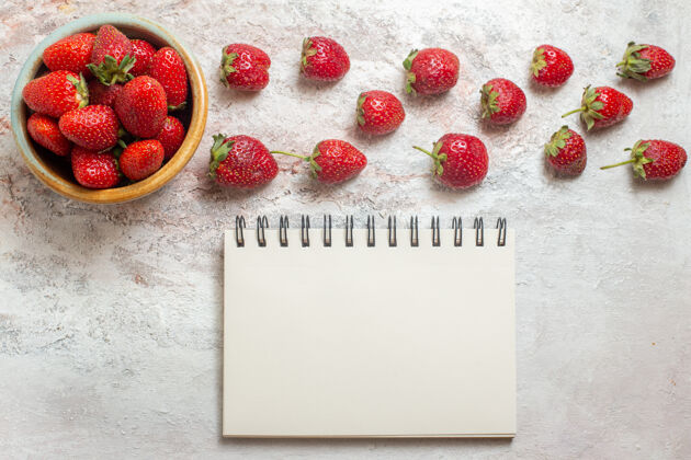 食物顶视图白色桌上新鲜的红色草莓红色新鲜水果顶部多汁笔记本