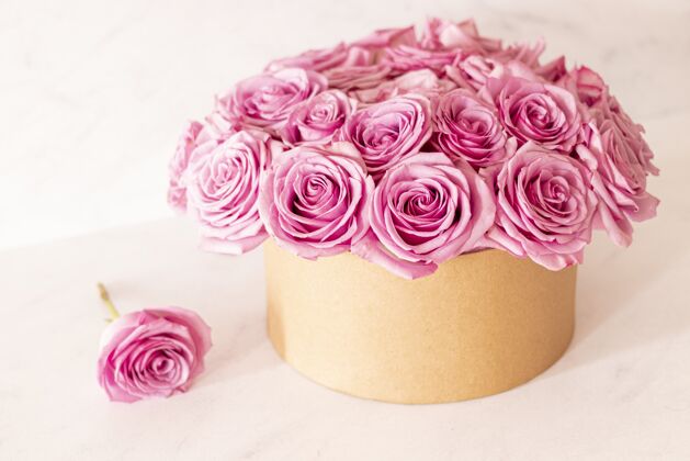 花瓣美丽的花束与粉红玫瑰在一个粉红色的背景盒开花粉红花