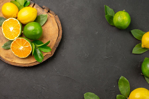 酸橙顶视图新鲜酸柠檬上深灰色的餐桌水果柑橘酸橙柠檬食物酸橙