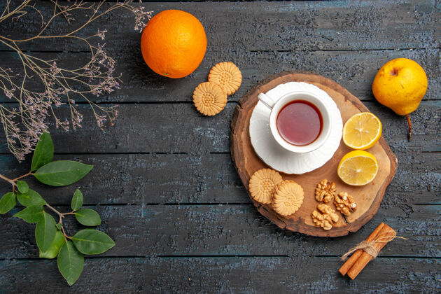 食品顶视图一杯水果和饼干茶甜橙顶部深色