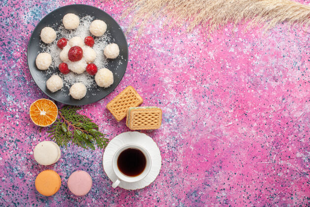 含糖美味的椰子糖 新鲜的红色草莓和华夫饼在粉红色的表面俯瞰生的草莓糖果