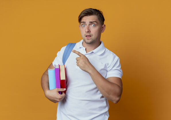 复制惊讶的年轻帅气的男生背着书包拿着书包惊喜橙色