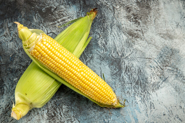 种子顶视图新鲜生玉米黄色植物上的暗表颜色绿色照片谷物玉米顶部