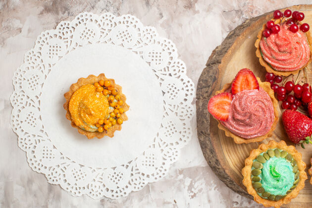 甜点俯瞰美味的奶油蛋糕和水果在浅色桌上甜点饼干甜蛋糕美食小吃美味