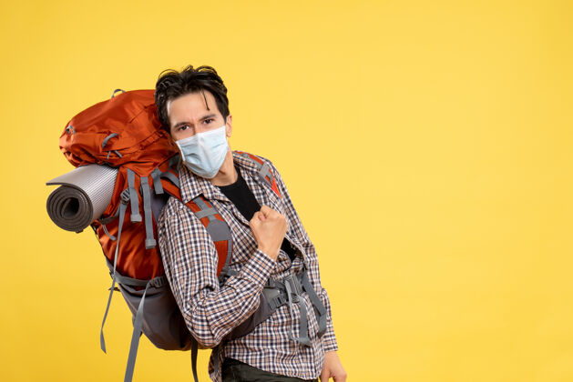 流行病正面图年轻男子戴着黄色面具准备远足病毒游客徒步旅行