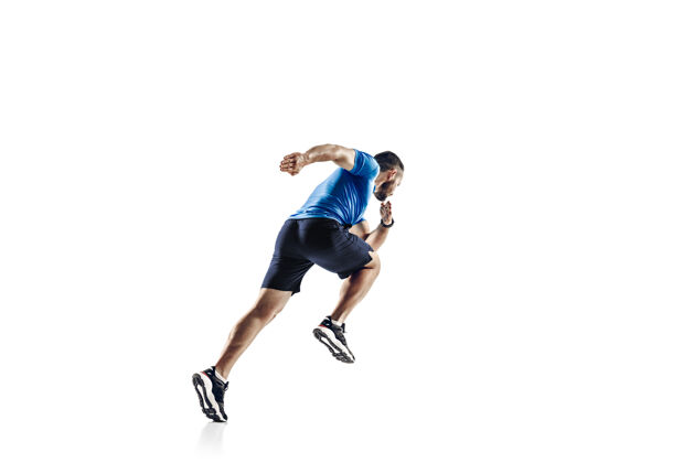 马拉松在空中白种人职业男运动员 跑步训练隔离在白色背景上运动能量健身
