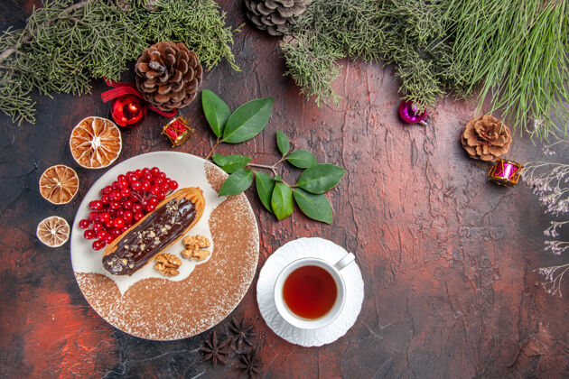 餐俯瞰美味的巧克力 茶和浆果放在深色的桌子上 甜甜的蛋糕派甜点食物圣诞节派